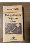 Rakıya ekmek doğrayan adam